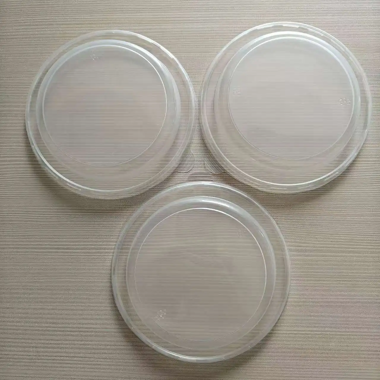 H0a0ed7b73817410aab4ef3dd96d7ac3bI.webp Xiamen Disposable Plastic Transparent Clear Dome Lids Cup Translucent Flat Cover Bottle Cap PP PET Food Container Salad Closures - Image 1