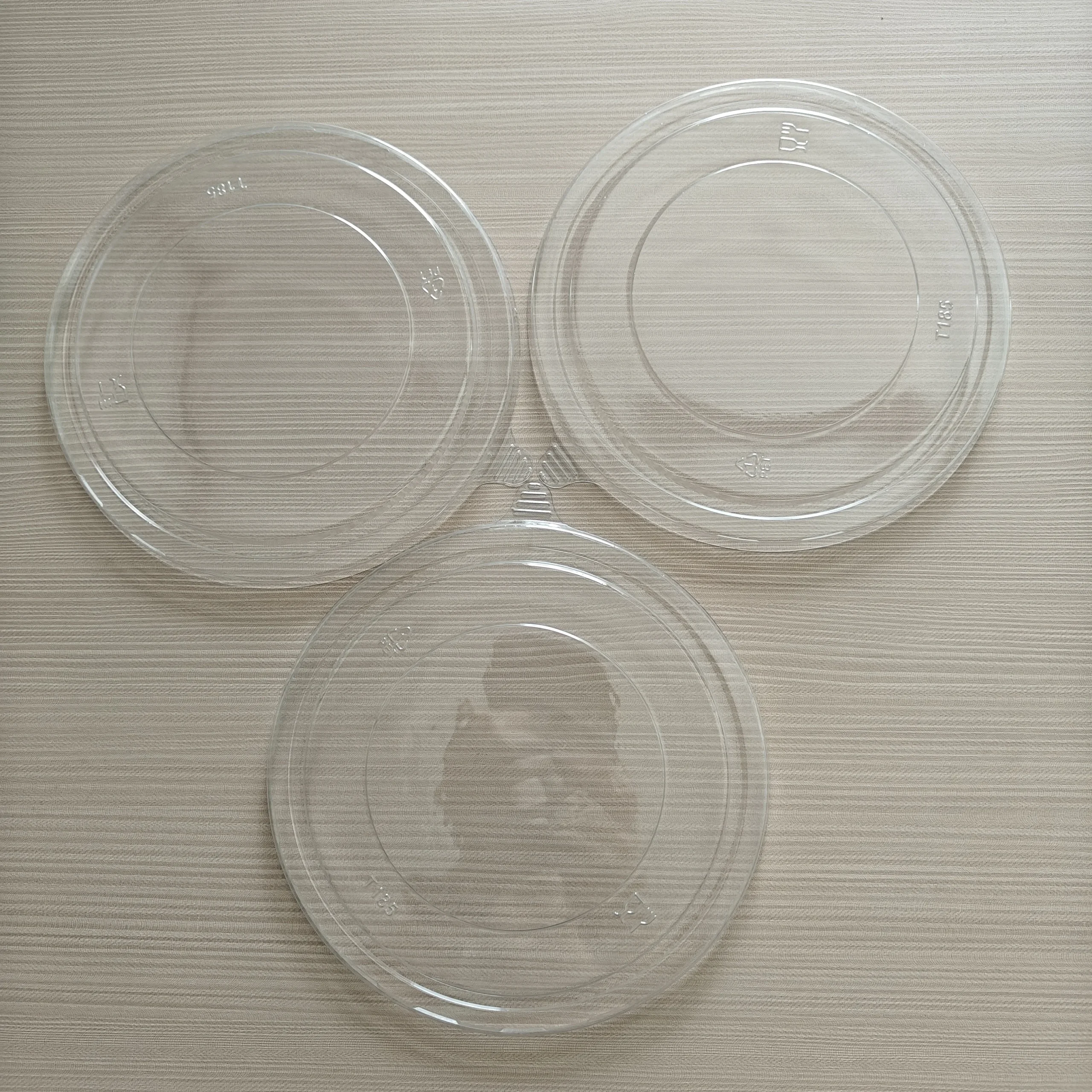 H6cbdde384ff74e3bb36750e17cab7281M.webp Xiamen Hot Transparent Plastic Dome Lid Flat Cover Salad Container Closures Eco Friendly Clear Food Grade PET Lid for Salad Bowl – Image 1