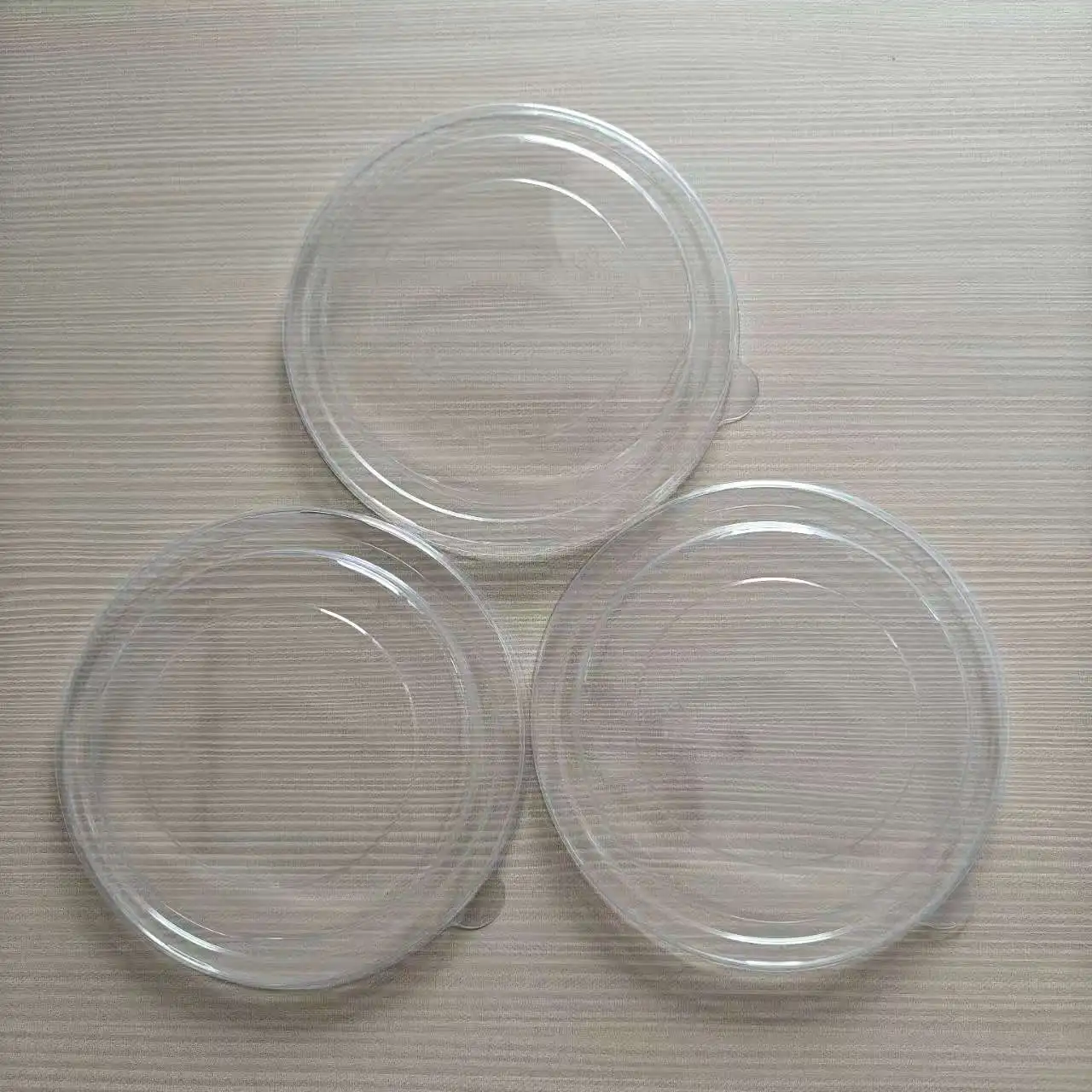 H8192e8128c38490a9f59ca61b77daa640.webp Xiamen 150mm/165mm Easy Open PET PP Plastic Lids Round Shape for Kraft Paper Salad Soup Bowl Disposable Bowl Lids with Anti-Leak – Image 1