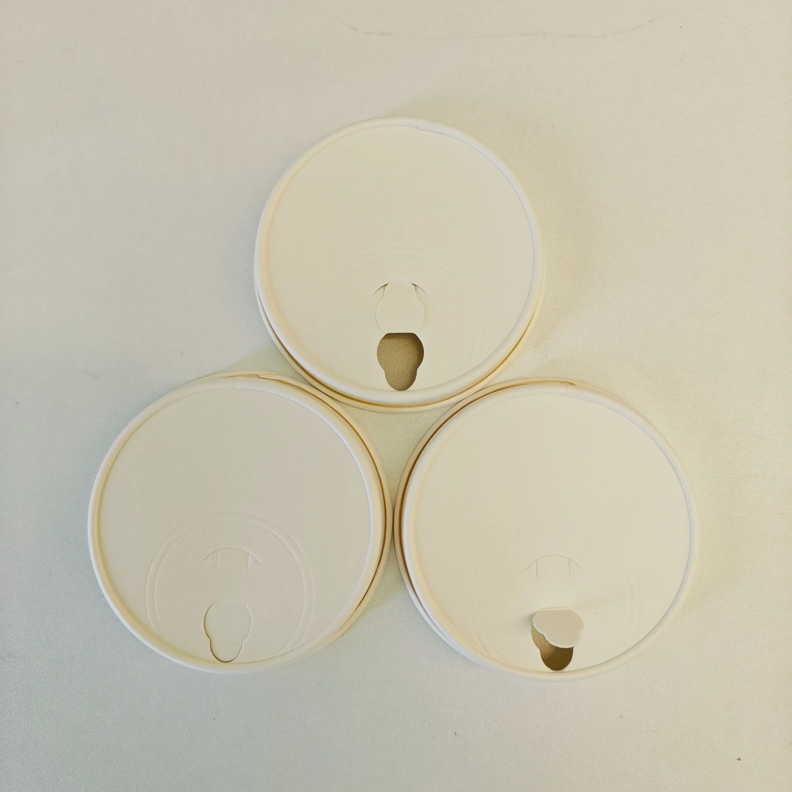 Hcb16df90d6a44759b08631b5c1572ca3b.webp YBLPAK Custom Print 80mm 90mm Waterproof Eco-Friendly PE Coated White Paper Lids for Disposable Hot Coffee Soup Cups Paper Cover – Image 1