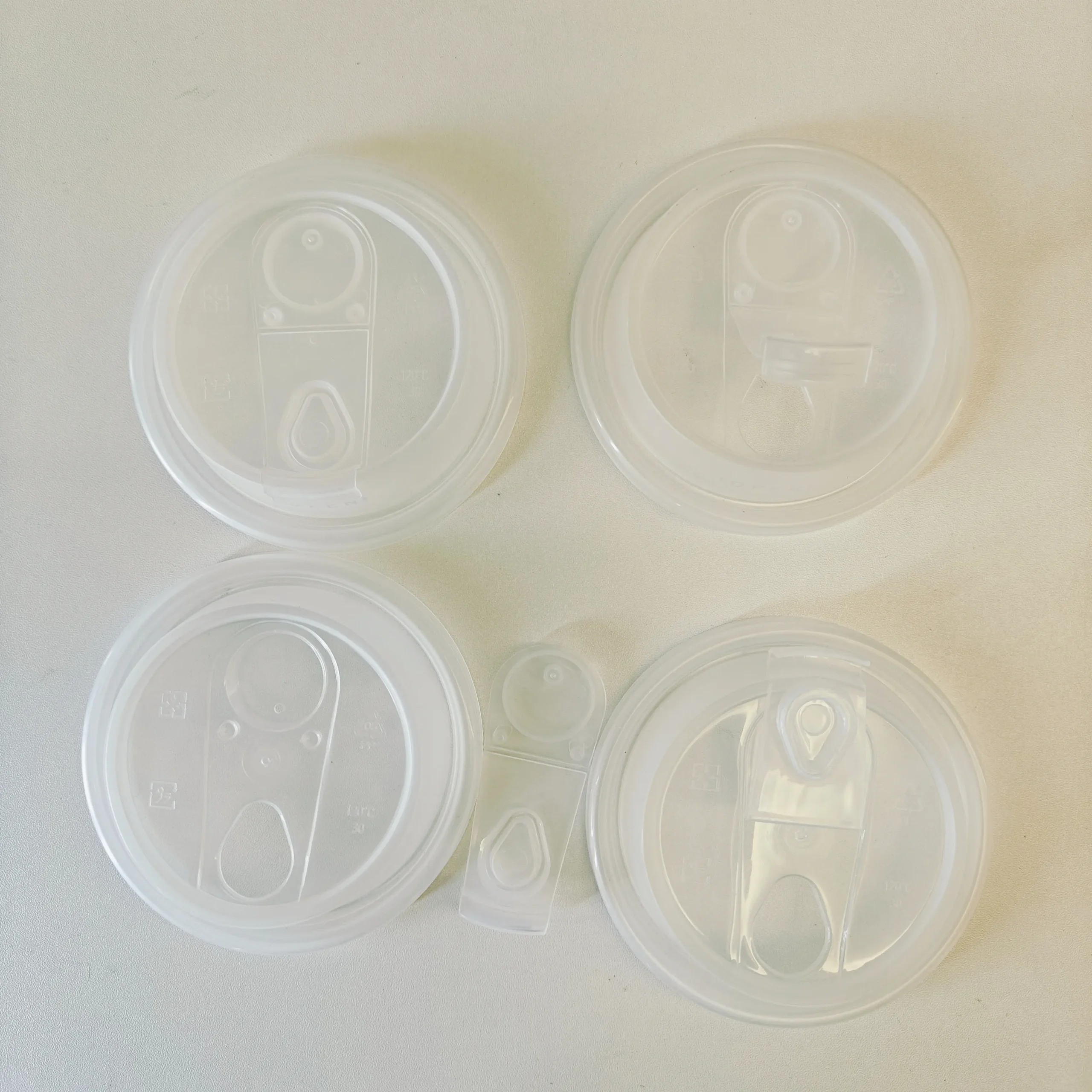 Hecbf799ae0a94e0490f682dd7e226142c.webp YBLPAK Wholesale Disposable 80mm 90mm PP Plastic Lid Leak-Proof Easy Open Food Grade Eco-Friendly clear White Red Coffee Cup Lid – Image 1